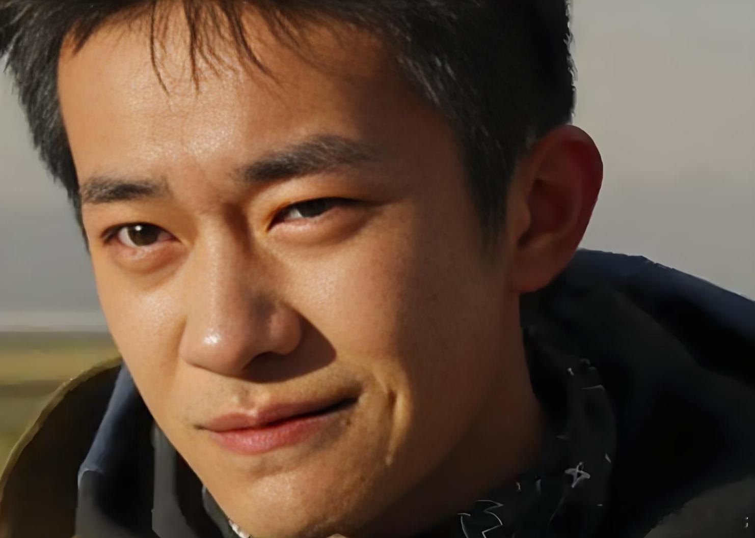 最近这些年，在新生代演员中，易烊千玺的表现绝对不可忽视，曾饰演《少年的你》中的混
