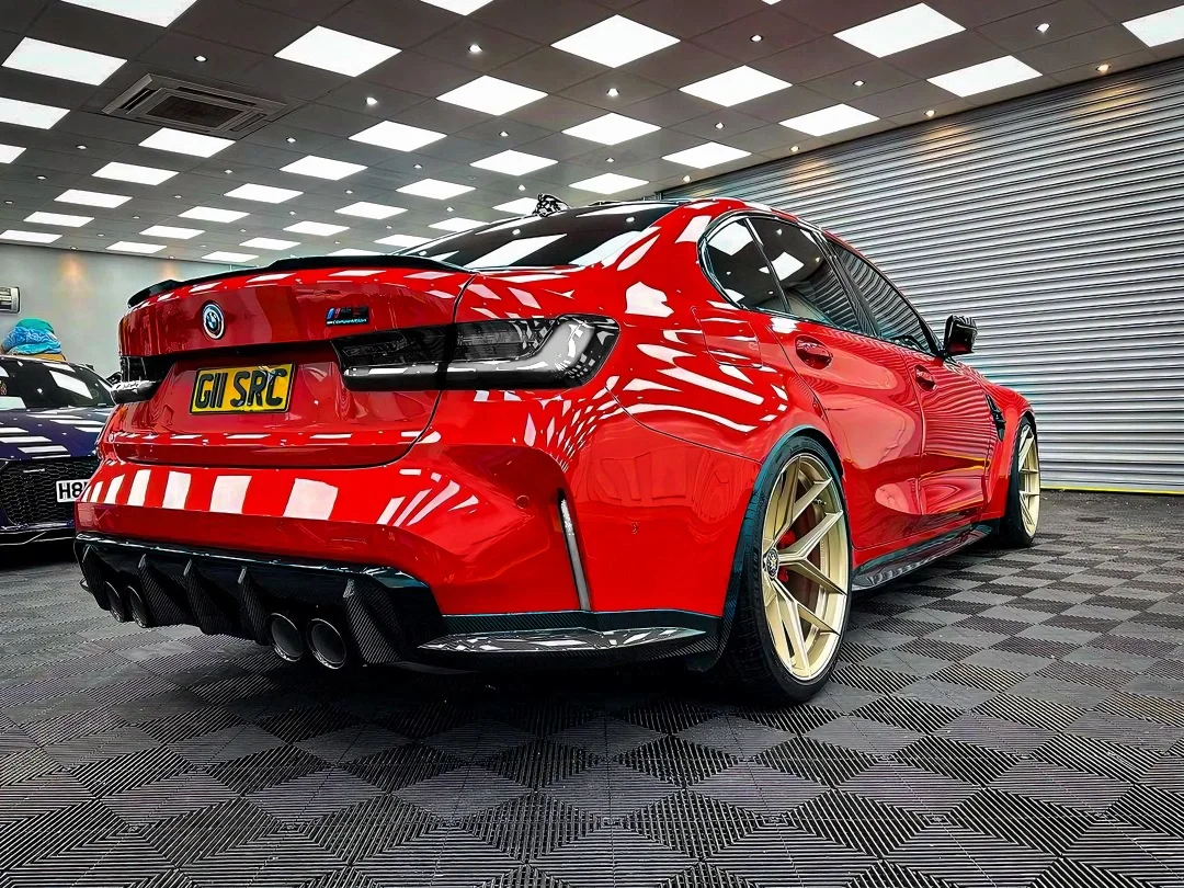 红色配白色尾灯？