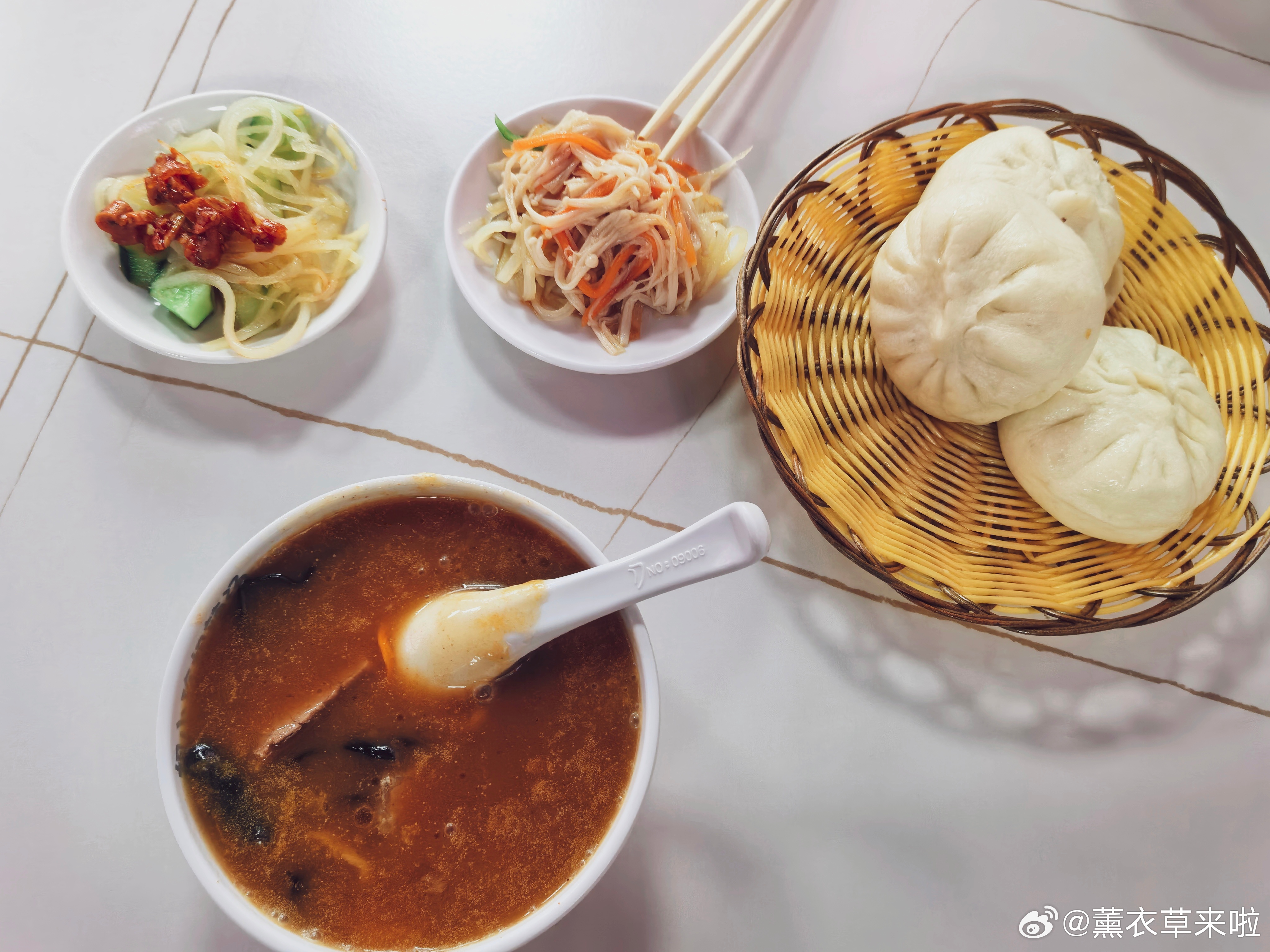 生活手记 小菜免费吃，包子现蒸，八元一碗的胡辣汤都是牛肉片，只有在新疆才能吃到这