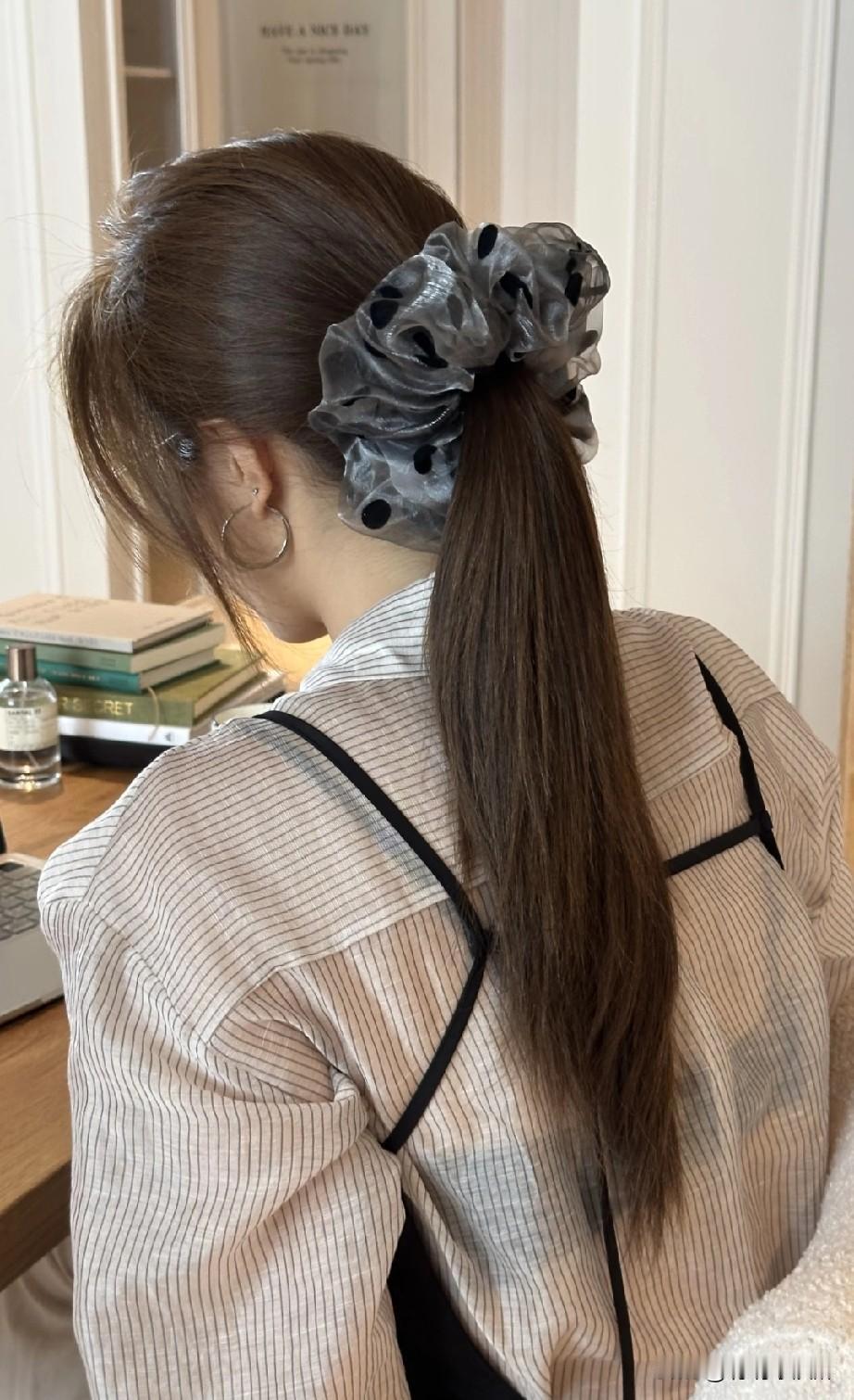 优雅低马尾，复古发饰点缀，时尚又减龄！