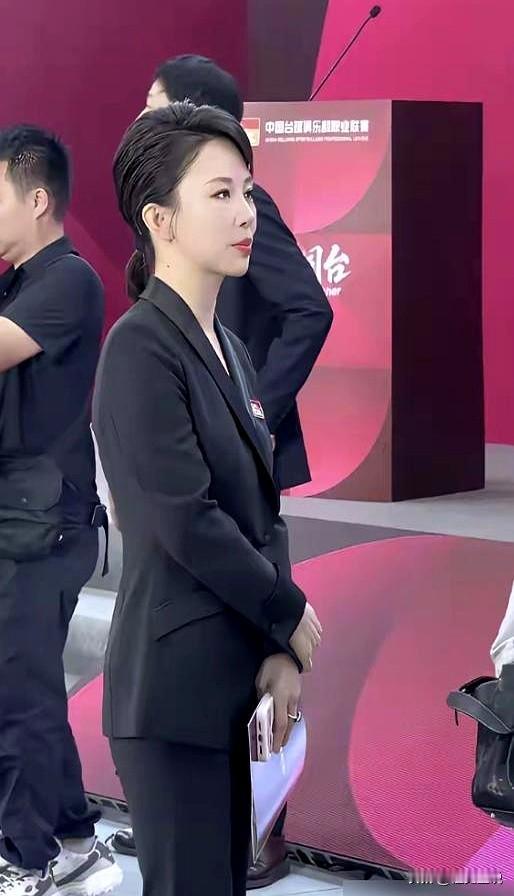 年过四十四岁、手握台球行业顶尖地位的潘晓婷至今单身，不是没人要，是她当年开出的条