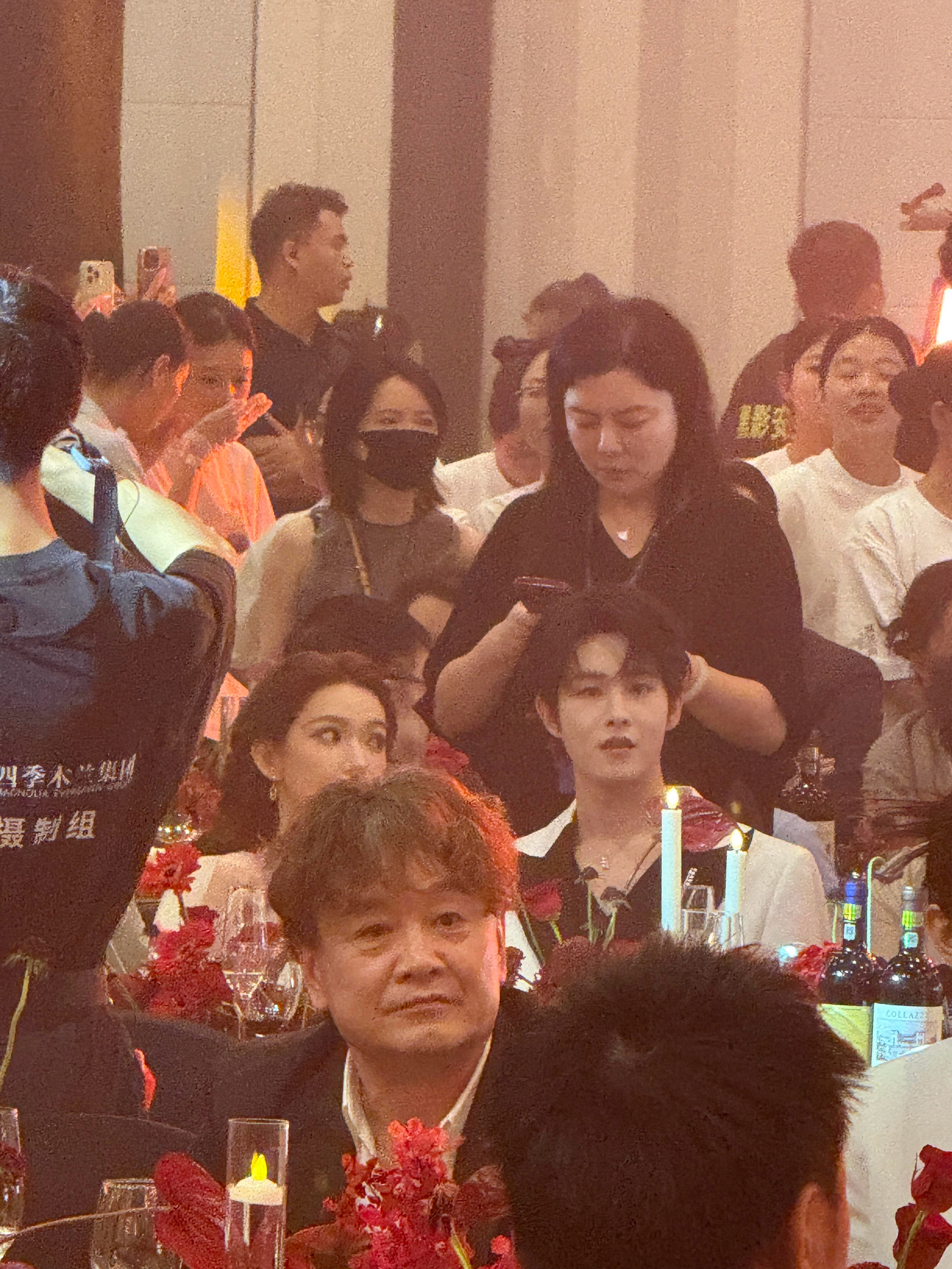 程潇红毯程潇晚宴造型白色展现出了大气的感觉 