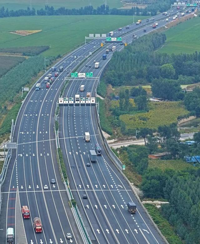 去年春节，我开车回湖南老家，刚上高速就遇上了绵延十公里的“停车场”。引擎空转三小