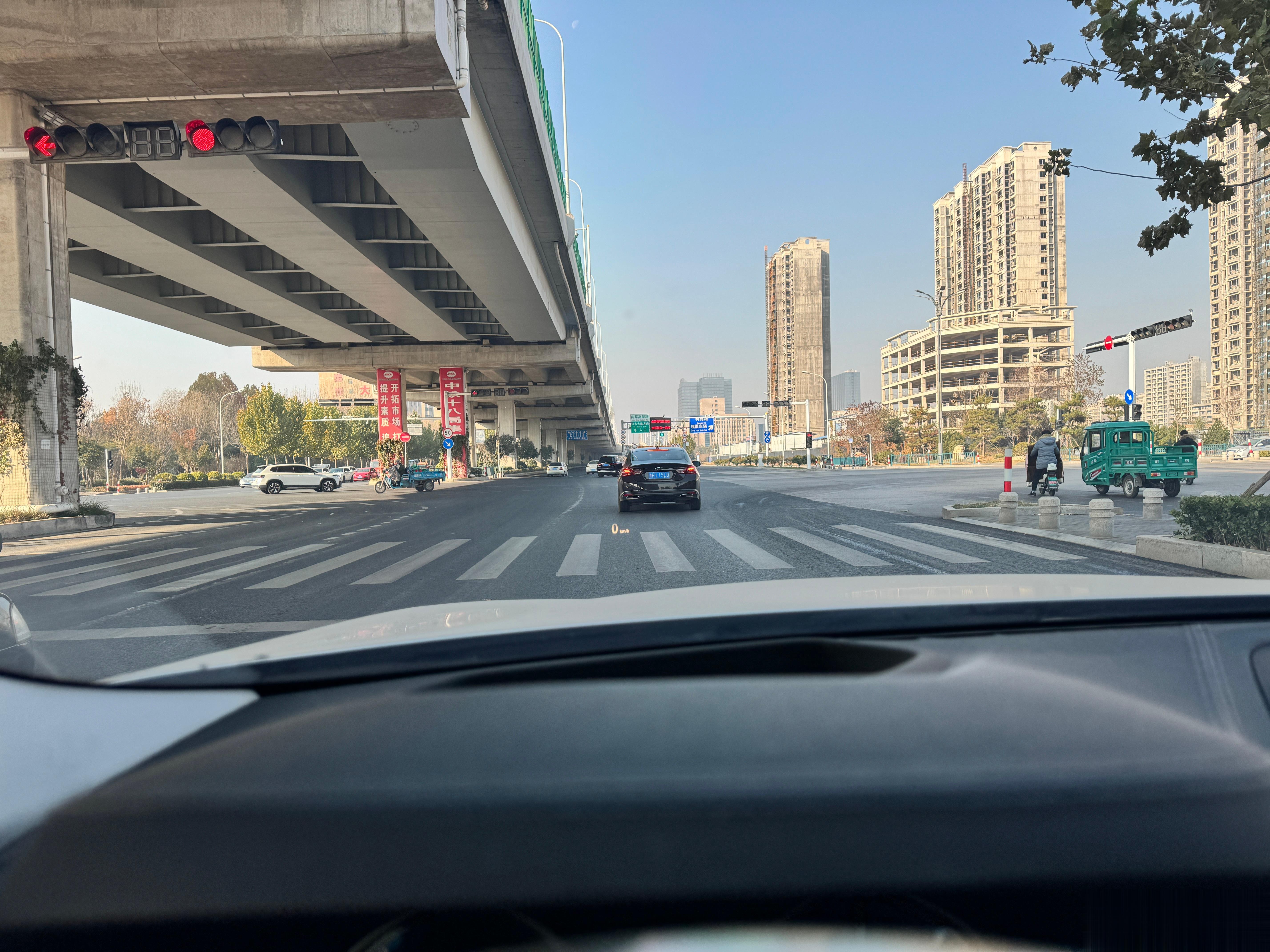 刚才十字路口遇到一辆车，绿灯最后1秒没过去，只能停在路中间，这罚款估计跑不掉了。