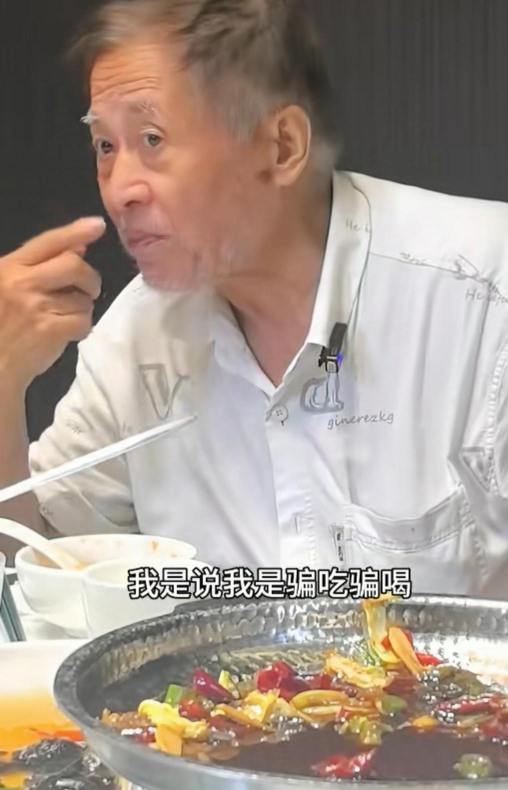 建工爷叔在饭桌上拍了桌子，当众质问大家凭什么说他骗吃骗喝。
网上铺天盖地的质疑，