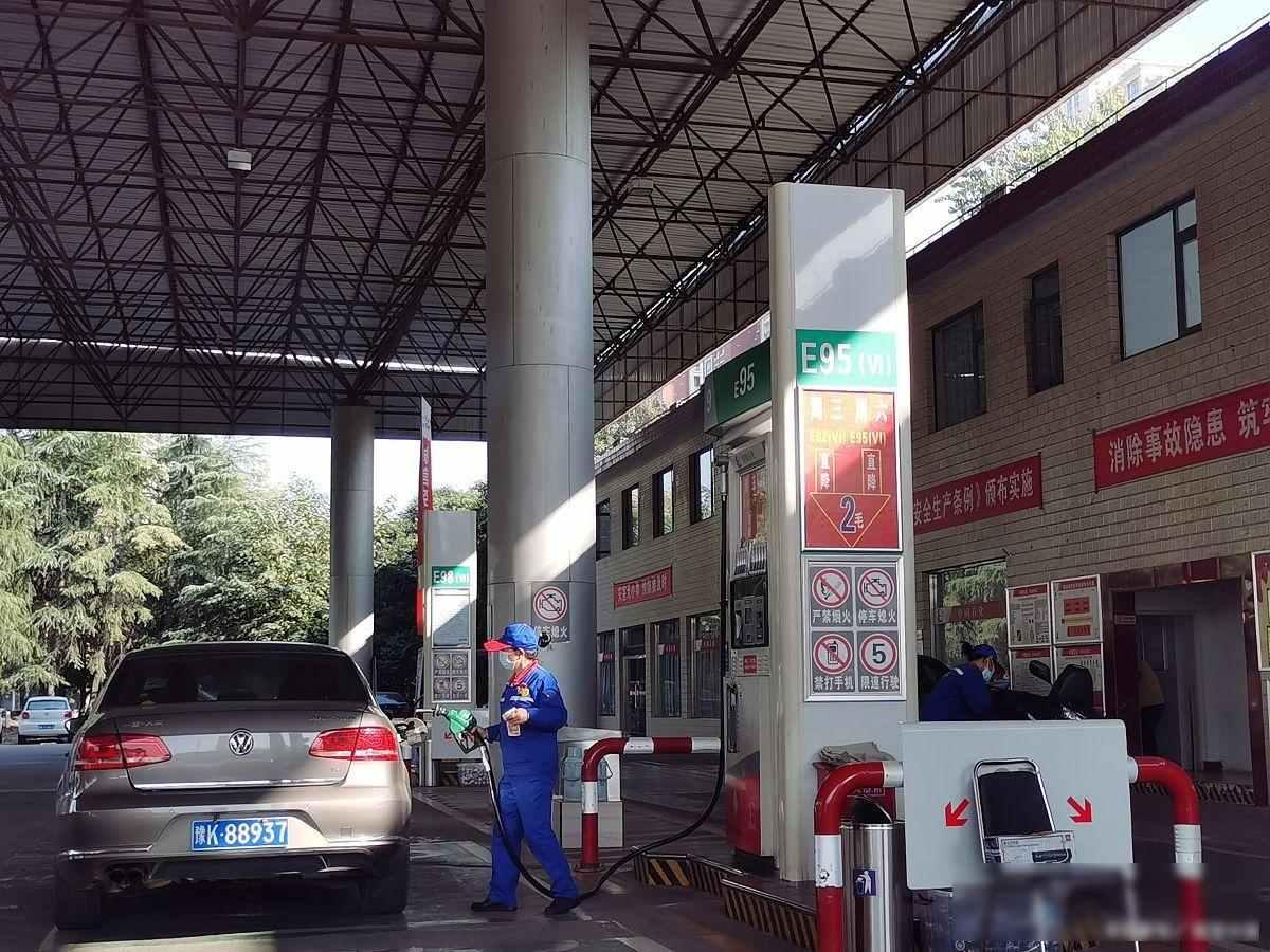 油价涨了又涨，加油站老板皱眉头，老司机摸着钱包叹气

2月24号晚上12点，国内