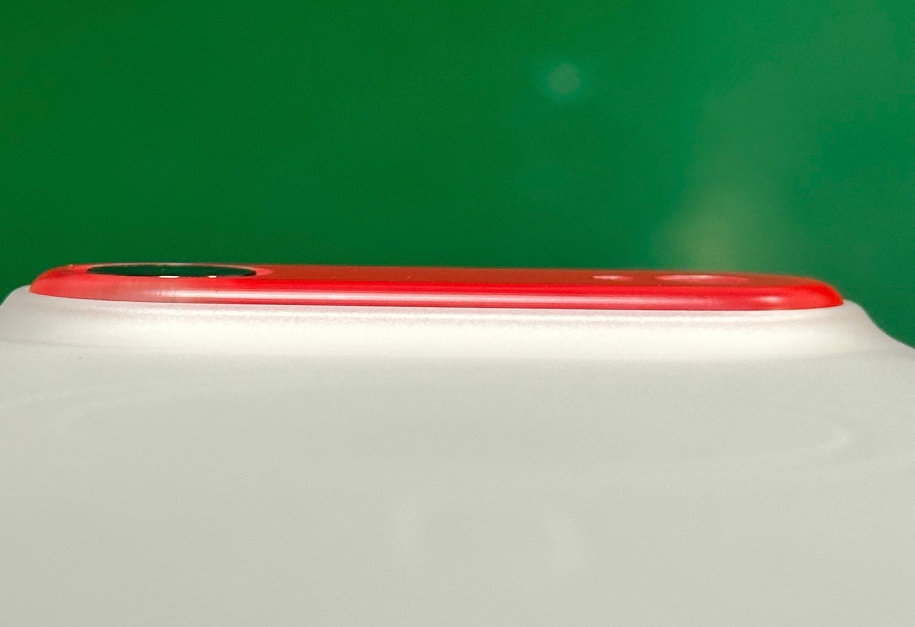 iPhoneAir 的 PC 斜隐为什么没有直接做成高出手机摄像头的大孔。说白了