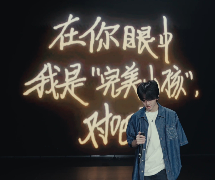 穆祉丞演唱会后台心里话穆祉丞巡演收官走心视频释出，一身白衬衫勾勒清爽少年轮廓，卸