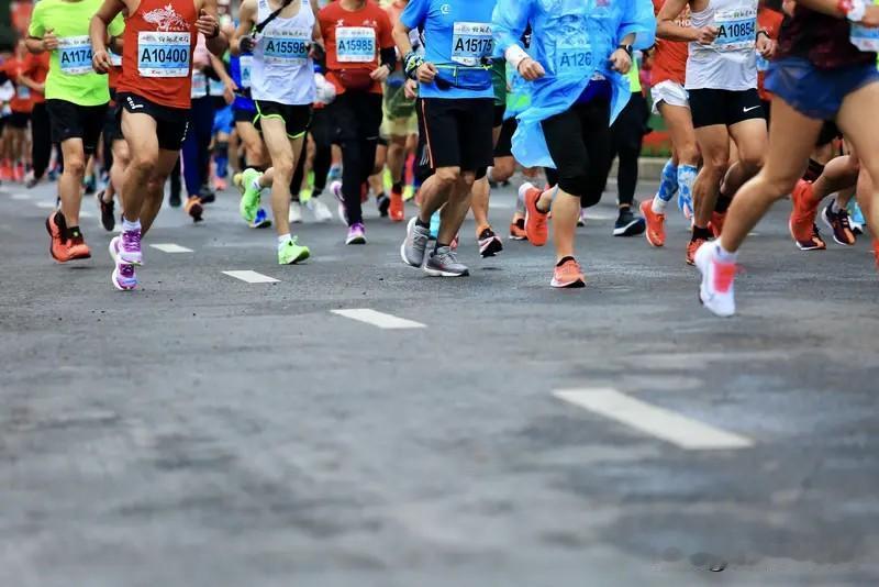 某跑手退赛，本是一件正常的事。
不管是受伤了，还是不舒服了。
但有人总要找理由为