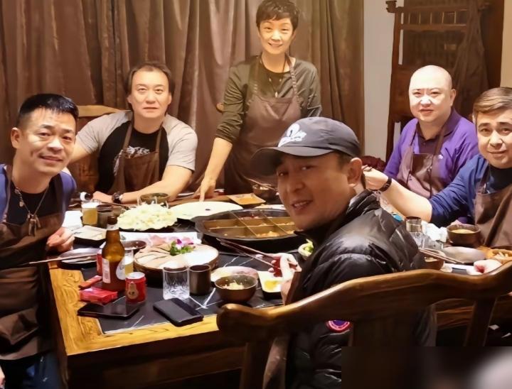 西安火锅店里的这一幕，戳中无数网友！
 
55岁的张嘉译头发花白，身形消瘦，神情