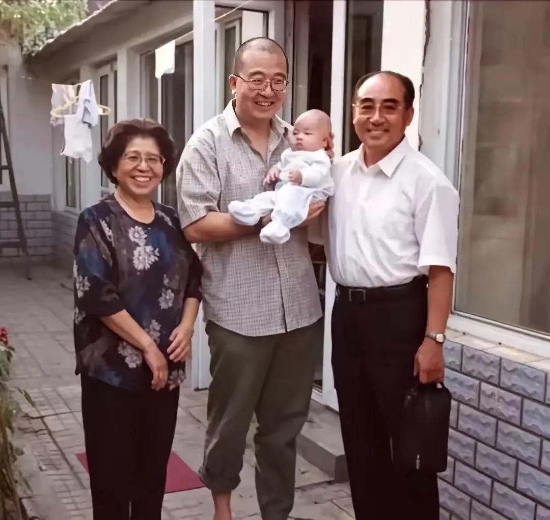2003年，年过不惑的唐师曾抱着刚出生不久的儿子唐亚述，与前来道贺的庄则栋、佐佐