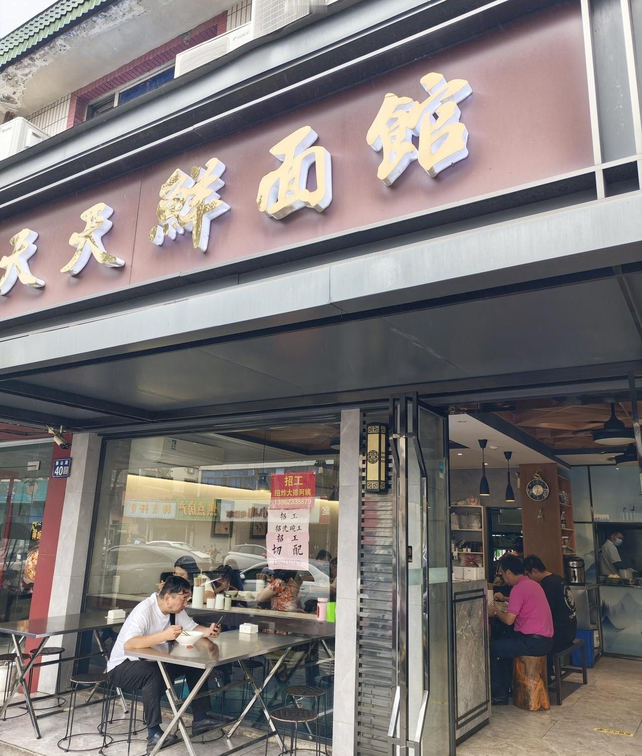 早上5点45分，上海中环的车道还没被早高峰挤满，我和朋友已经一脚油门往常熟跑了。