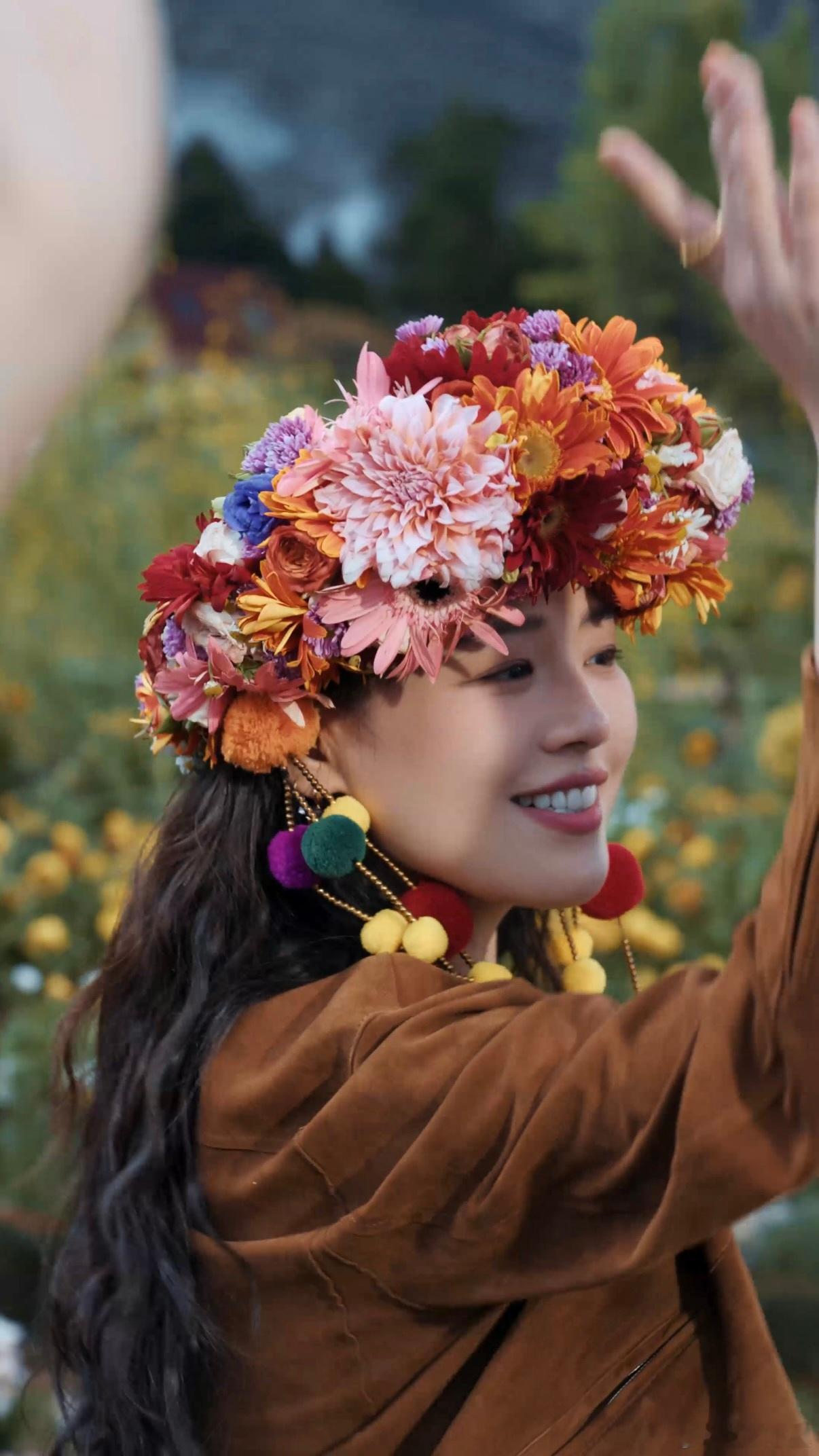 马思纯云南体验簪花马思纯真的自带让人一眼难忘的魅力！云南簪花点缀在发间，搭配她灵