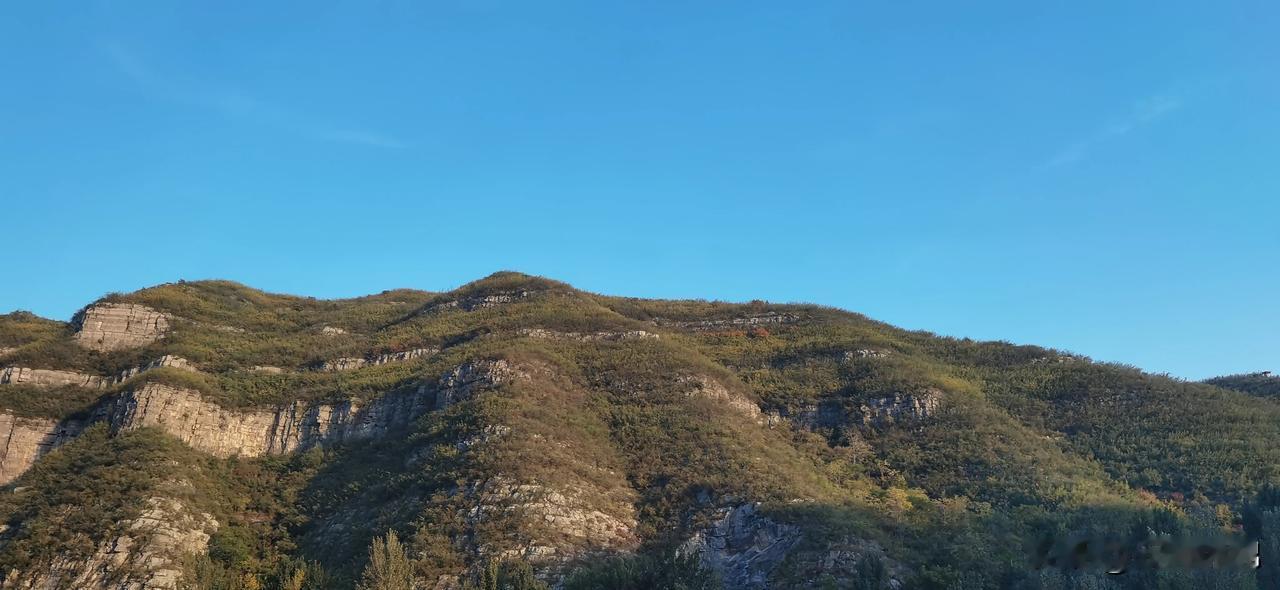 
巍峨壮观的南太行山，秋色灿烂……