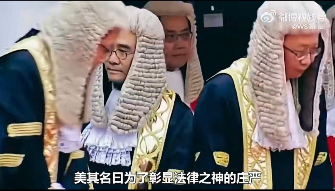 英国律师结束刑事法庭戴假发传统 500年前梅毒造成国王带假发，却成了“上流传统”