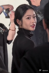 向涵之怼脸生图回顾一下向涵之在大生意人举行超前看片会的怼脸生图！无滤镜怼脸也抗打