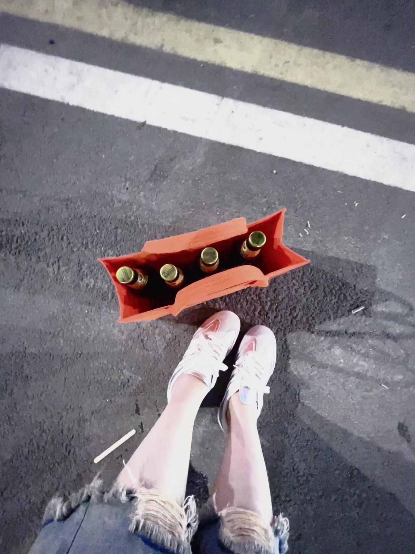 你拿什么跟我比 我白天减肥 晚上喝酒， 我有病你有吗