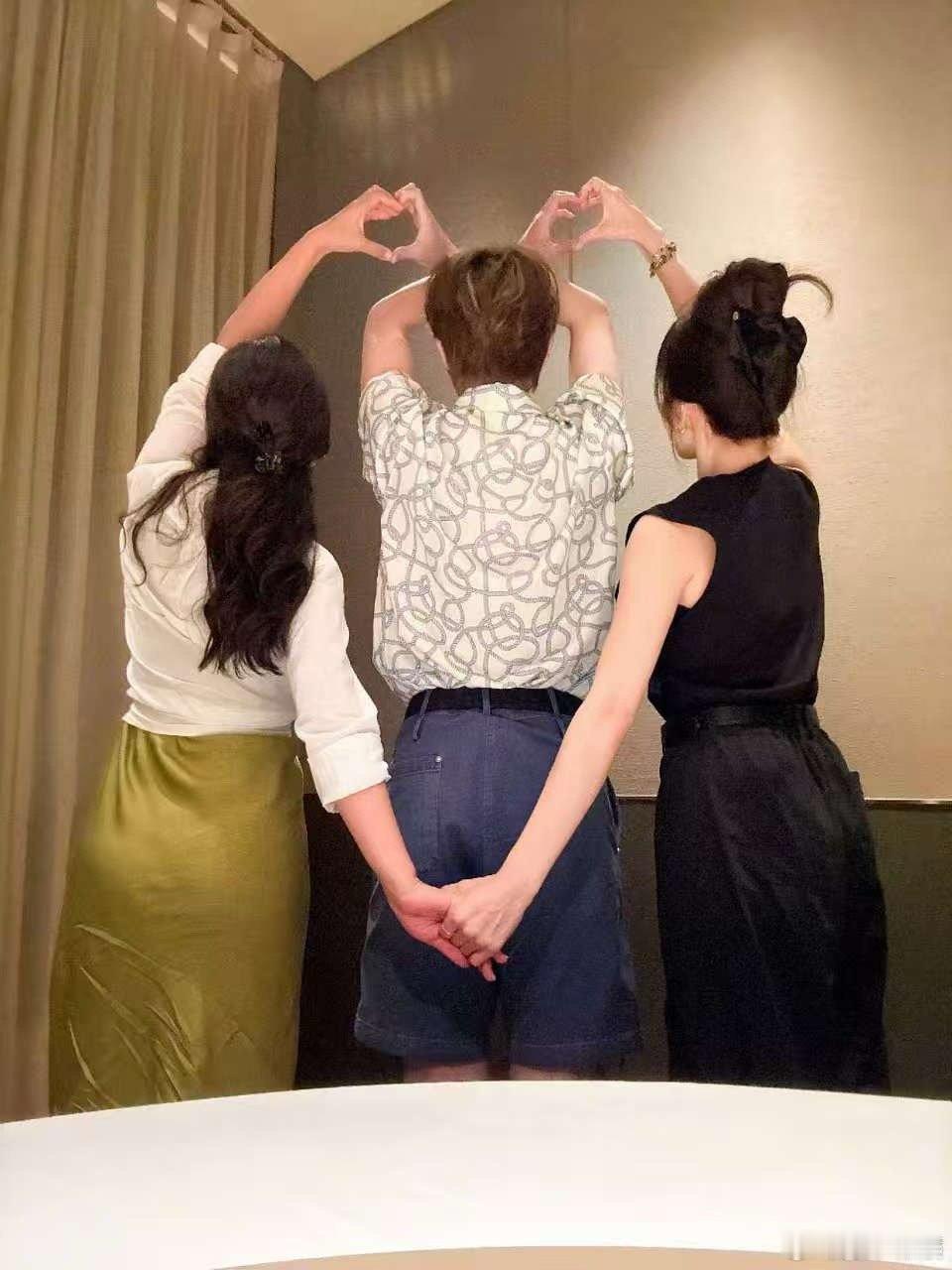陈好宋茜田嘉瑞三人比心合照陈好宋茜田嘉瑞三人花式比心陈好宋茜田嘉瑞三人比心合照，