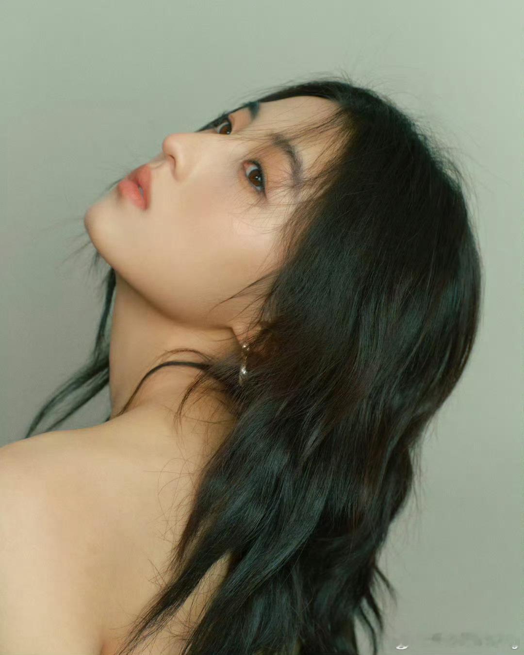 张子枫香奈儿高定妹妹出息了！00后第一个穿香家高定的华语女演员，这波赢麻了！建议