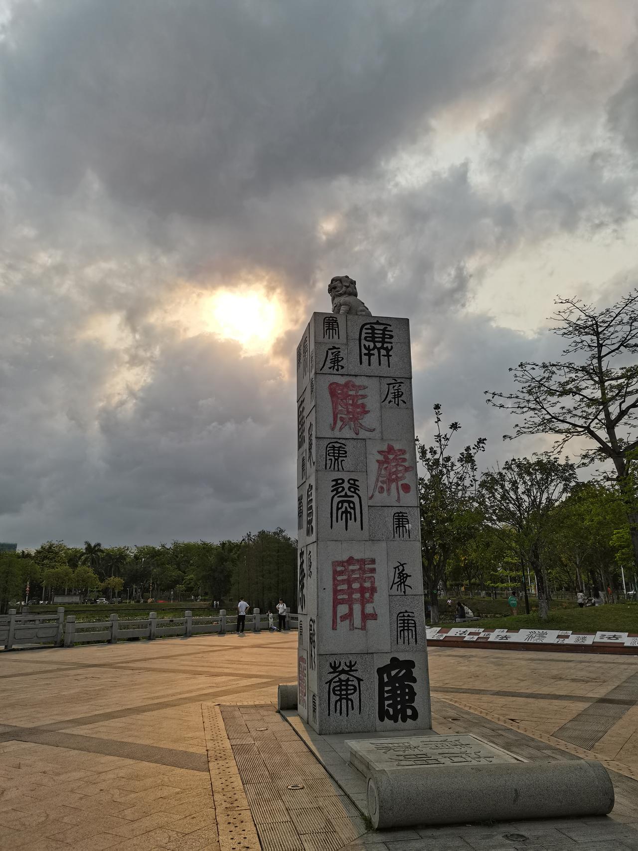 门口的一条路修了整整十年，从修好的那年开始，每年都会被砸开，砸开以后再被修上，修