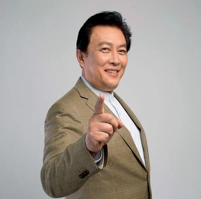 俩人同为五十年代生人，
俩人同为国家一级演员。
但在网友心目中，
俩人根本不在同