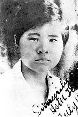 1940年，双枪女英雄李林被日军困在破庙，日军破开门、一拥而入的瞬间，所有人都以