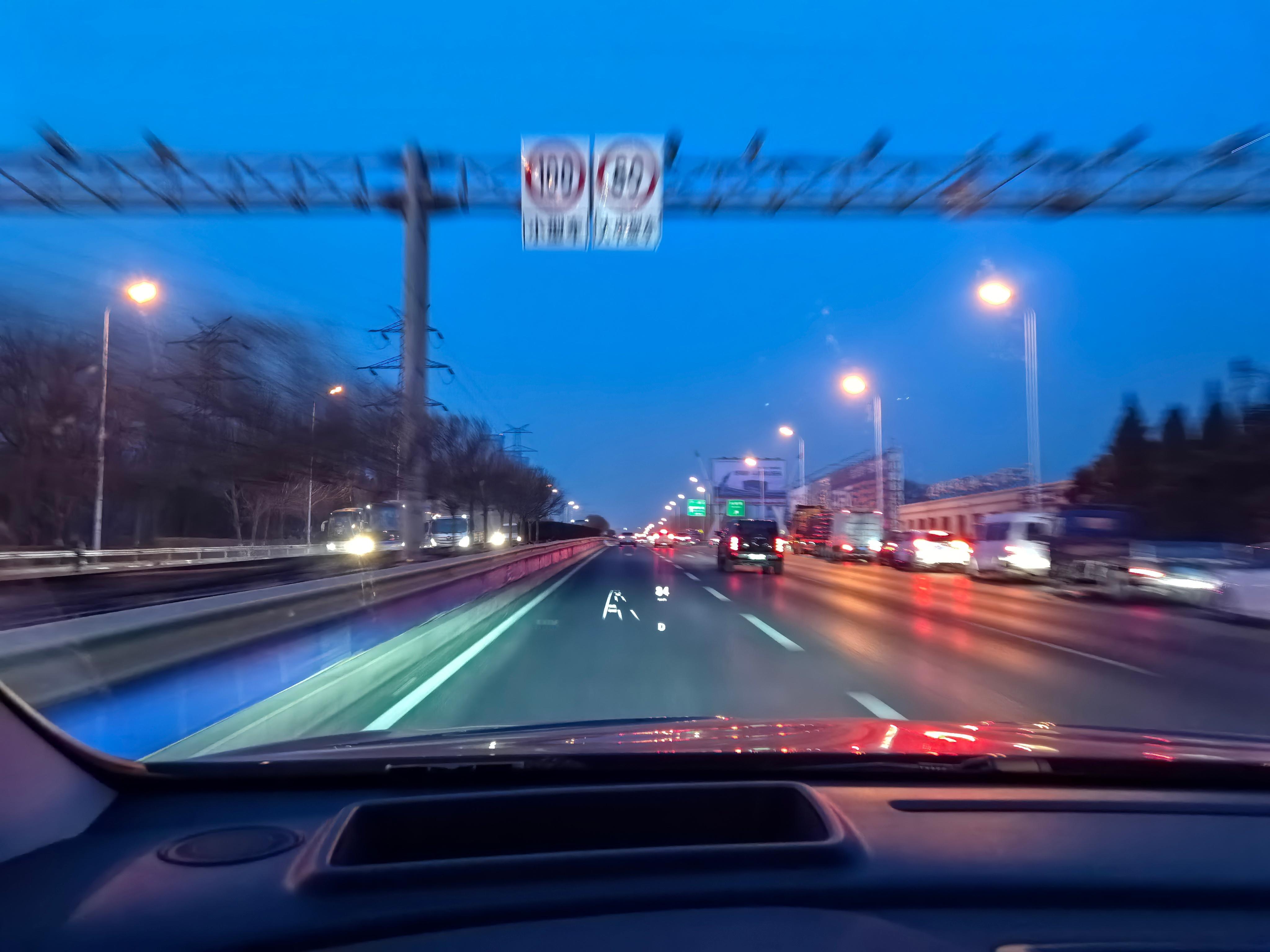 年底这段时间忙，经常早出晚归原来五点半起床上班的人这么多 