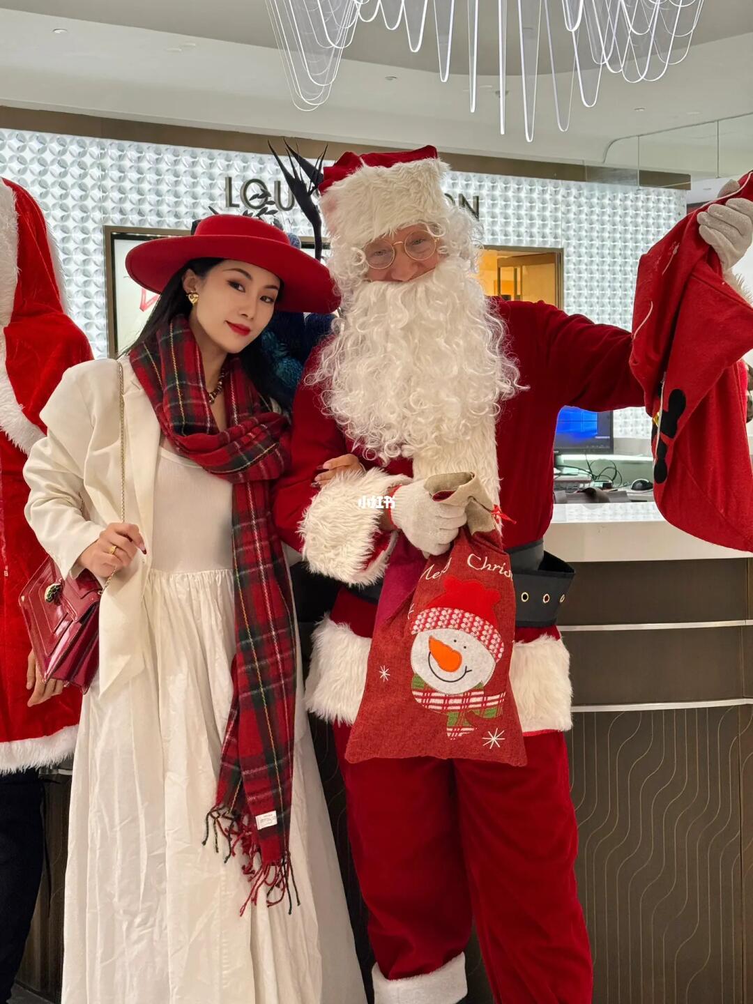 SKP 惊现圣诞帅哥送礼物🎁