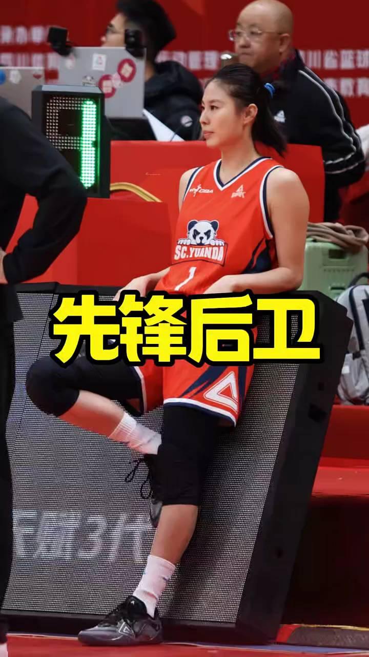 先锋后卫王思雨这记传球什么水平？
大家好，我是王思雨，他是传球大师，又是赛场上的