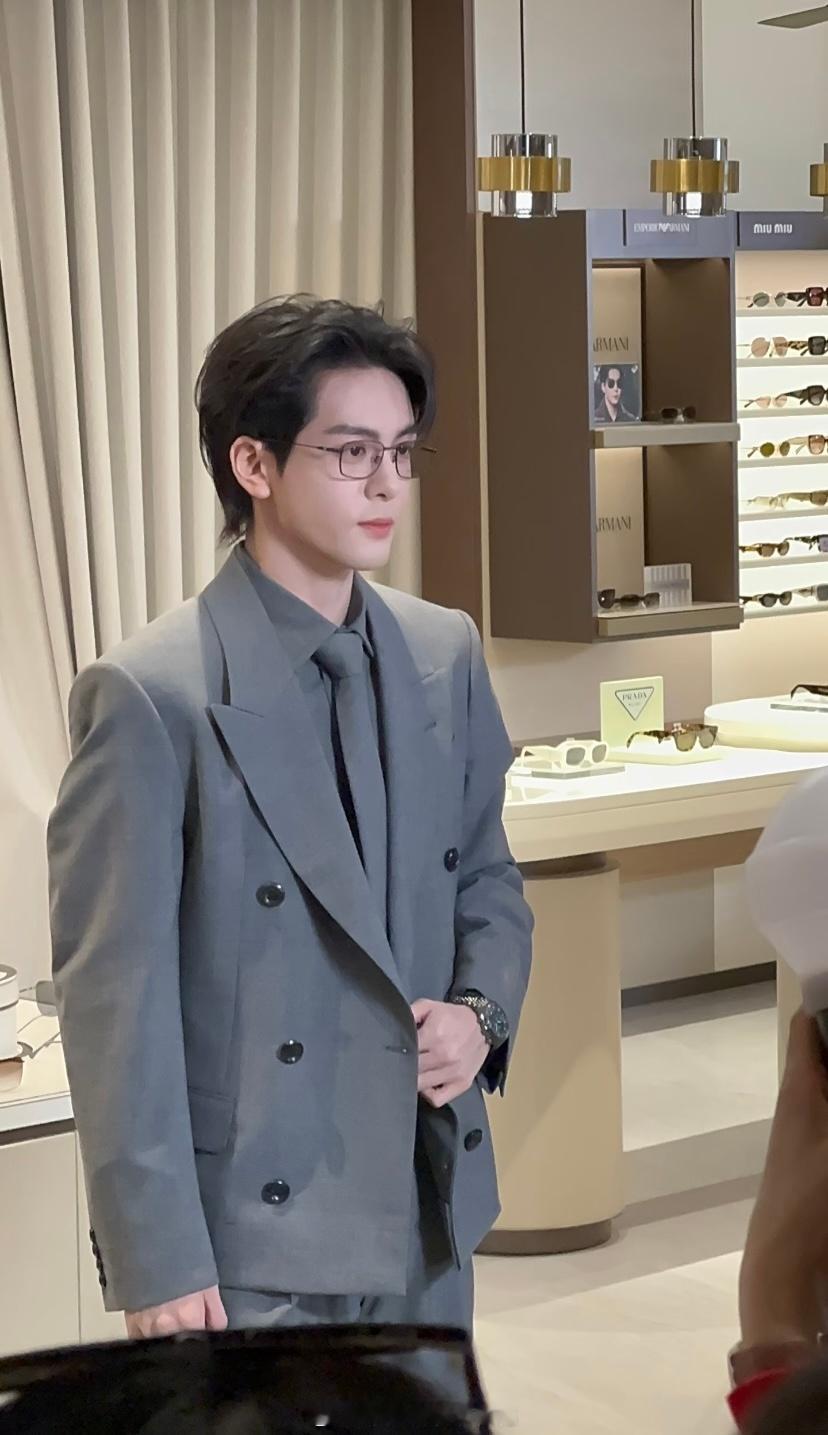 曾舜晞今天活动状态太好了吧😍曾舜晞深圳活动状态曾舜晞灰西装眼镜造型