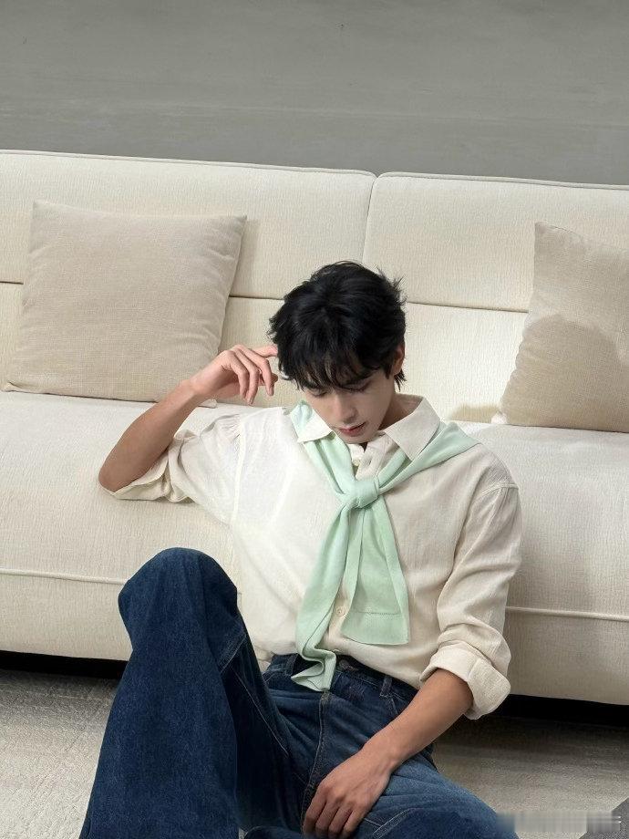 宋威龙单手公主抱成恋爱教科书 包上恩被抱起来之后，下意识地搂住了宋威龙的脖子。这