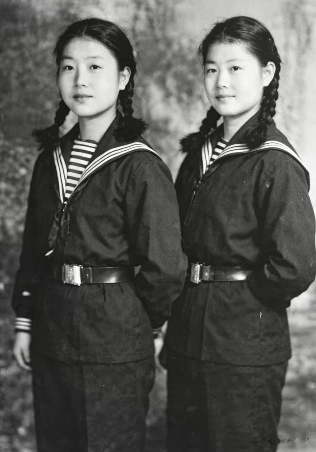 这张照片是我海军第一代潜艇部队女兵合影，左起:罗传芳、罗治淮。1951年海军在旅