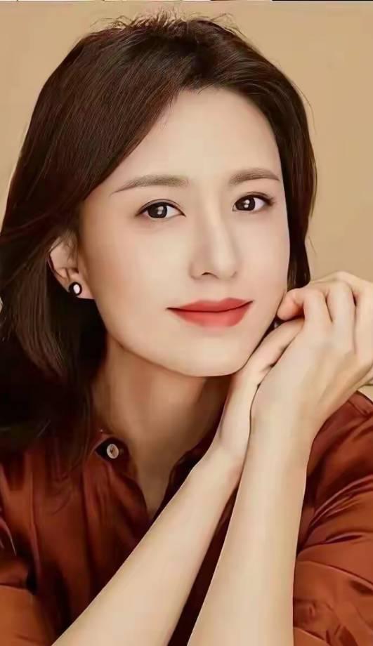 张蕾杀入春晚筹备组，这消息炸了！
一个靠《挑战主持人》冠军起家的女人，凭什么能连