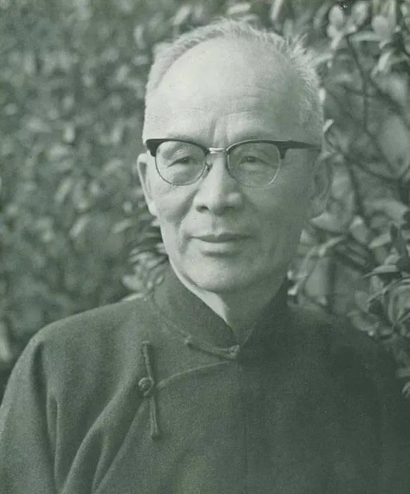 1942年春，青帮头目吴四宝被日本人毒死，他的老婆佘爱珍哭得死去活来。没想到早就