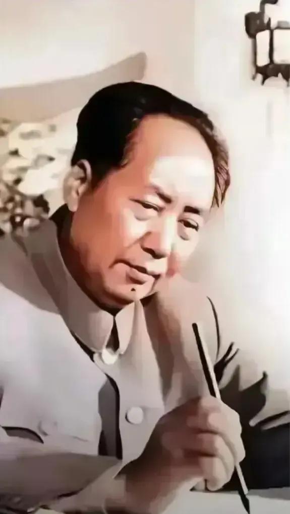 🙏请停留几秒，为伟人点个赞送朵花💐
《毛主席的思想真深刻》
在历史的长河中，