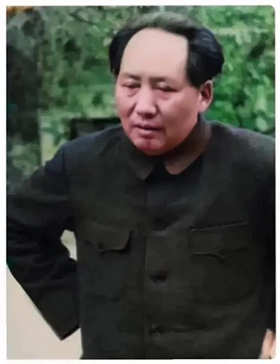 1965年6月26日，卫生部部长钱信忠向主席汇报。在报告过程中，主席突然打断了他