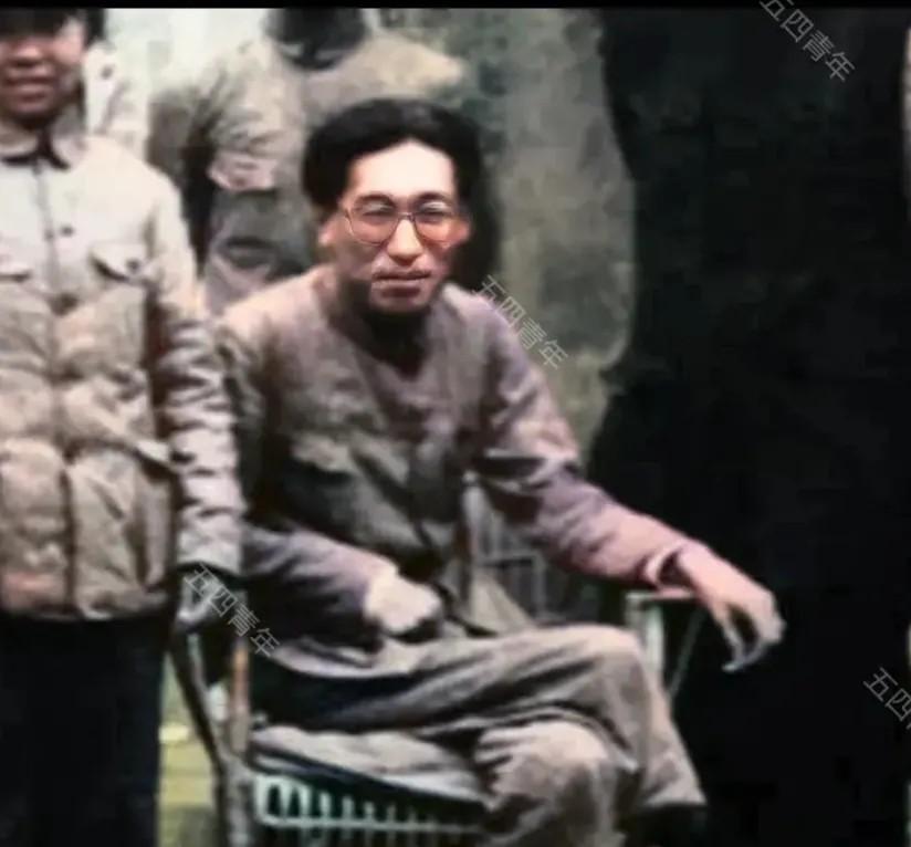 1943年，新疆，这一名双腿截肢的人，正是之后背叛革命的叛徒徐梦秋。

一九四九