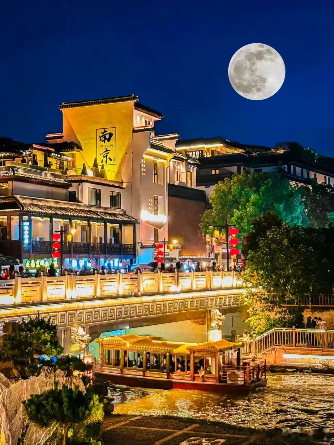 一座城市的灵魂，往往藏在步行街的烟火里✨国内超有代表性的 8 条网红步行街，每条
