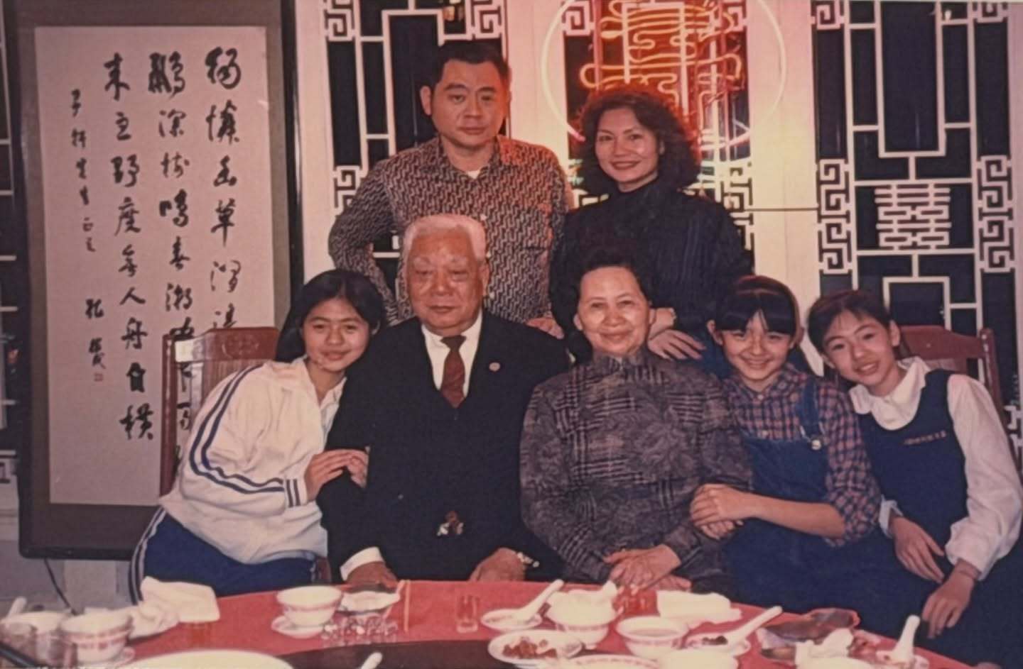 熙娣发文晒晒全家福「爷爷奶奶最疼熙媛了，因为她小时候总是笑咪咪的，而我则是有点怕