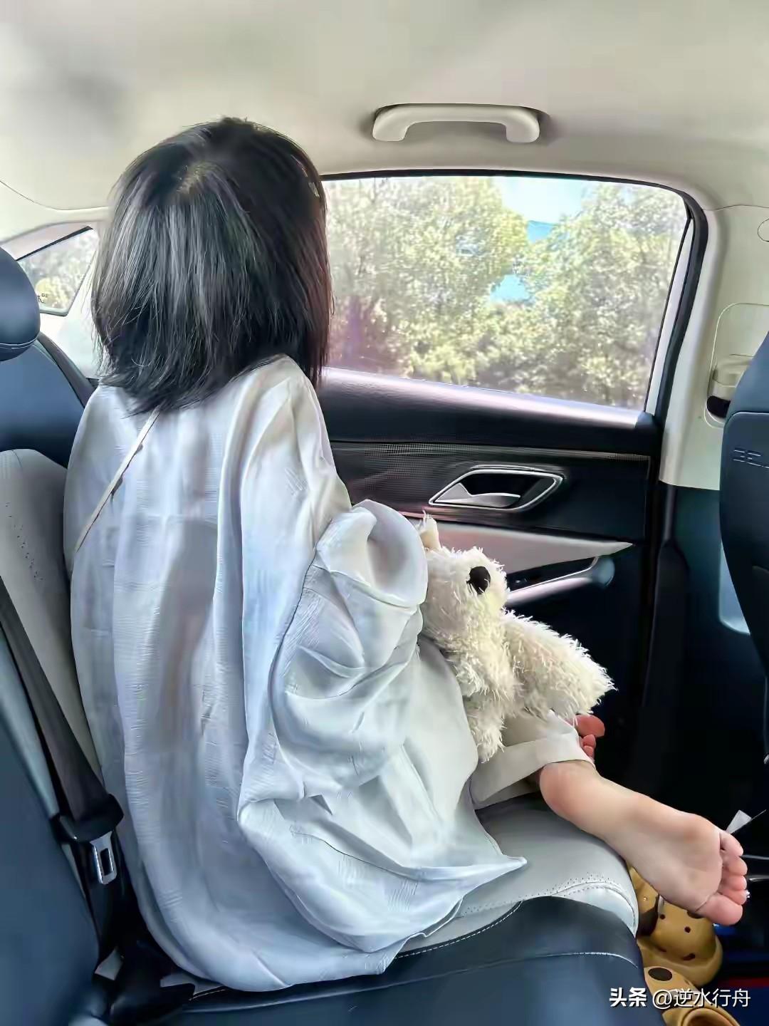 跑网约车的时候这个女乘客上车后就光脚坐在后座上，司机跟她说这不是私家车这样不卫生