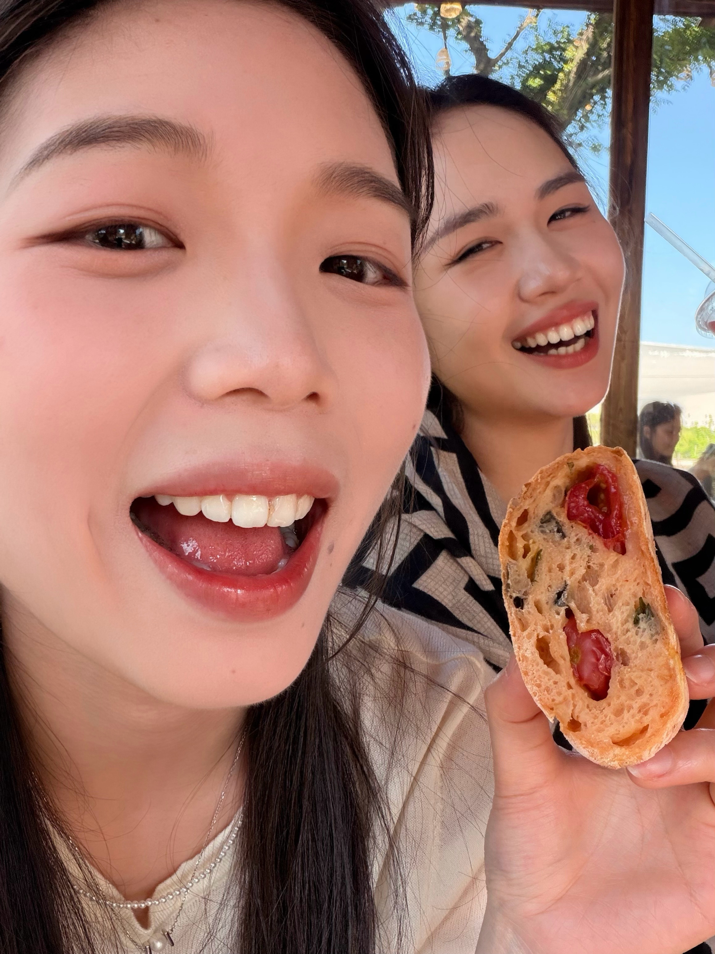 在一个大晴天闻着窑烤面包的香味看草地上的小孩玩耍逗隔壁桌的社牛小狗好慵懒惬意的一