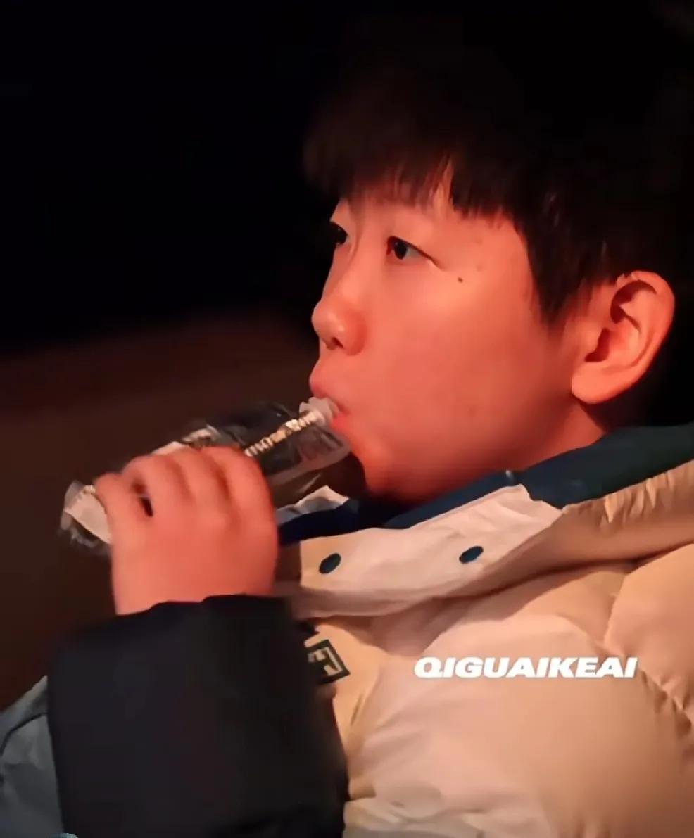 说莎莎是个宝宝，
这不就具象化了吗，哈哈。
这要是开直播得有多少人围观？
她坐在