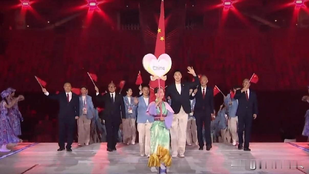 亚运代表团旗手，这是胡明轩的最高光时刻。虽然中国男篮止步半决赛，但不影响胡明轩当