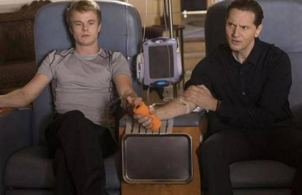 #拜登使用呼吸机治疗睡眠呼吸暂停# 其实就是严重打呼噜，就上了呼吸机。拜登这个不