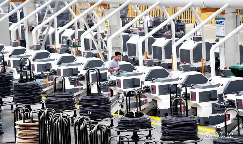 中国:实现工业化究竟有多难？
非洲一座港口堆满矿石，南美一条铁路通向矿区，东南亚