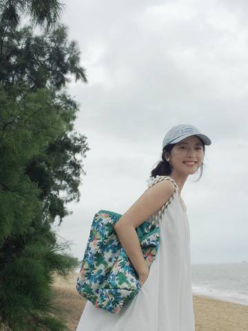 #沈月海边照A感#沈月穿着元气白吊带在海边的那组照片简直美到让人窒息！那白吊带衬