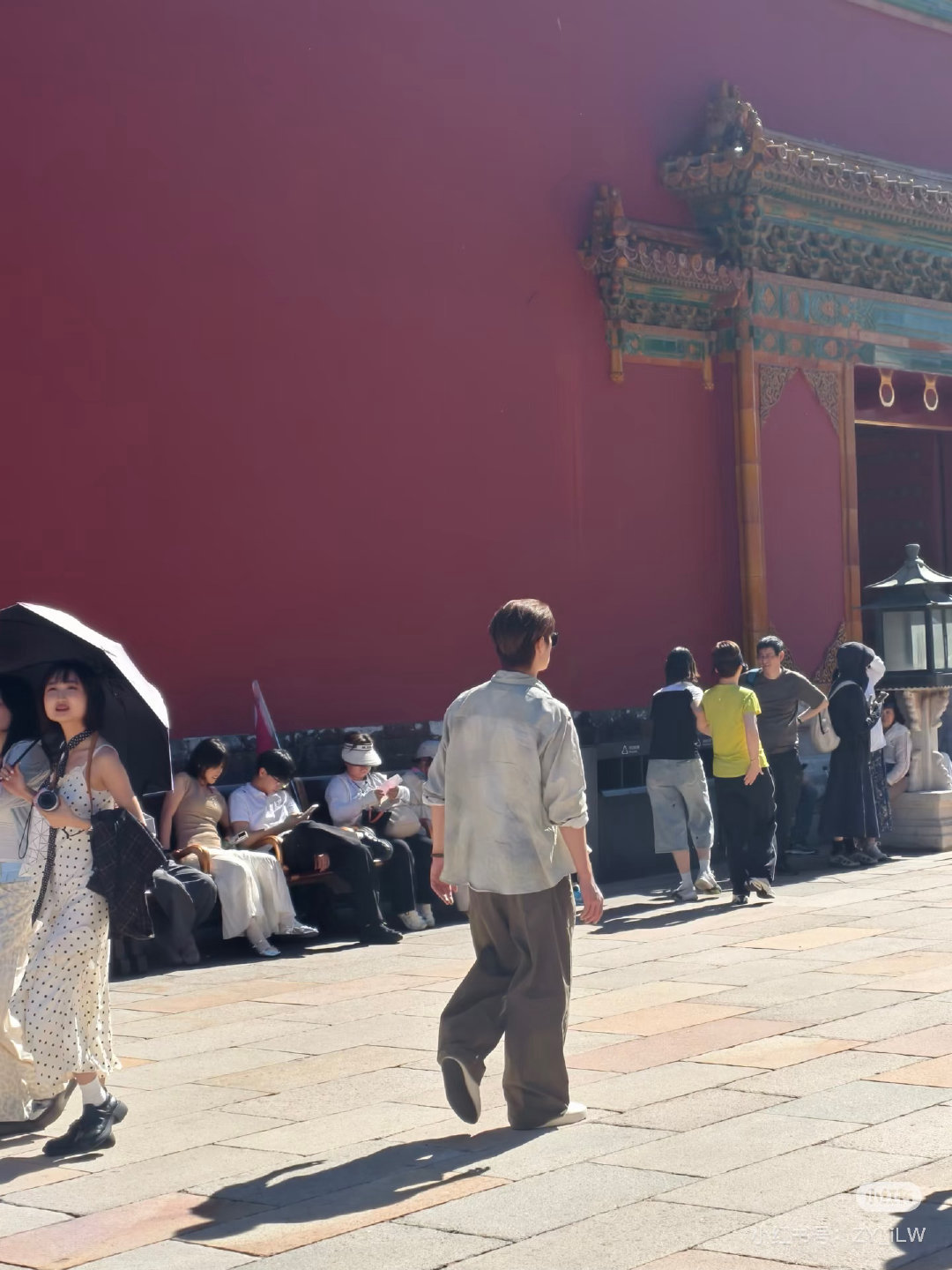 红墙之下偶遇许凯也太幸福了，一身休闲穿搭毫无明星架子，大方自在得像普通游客sos