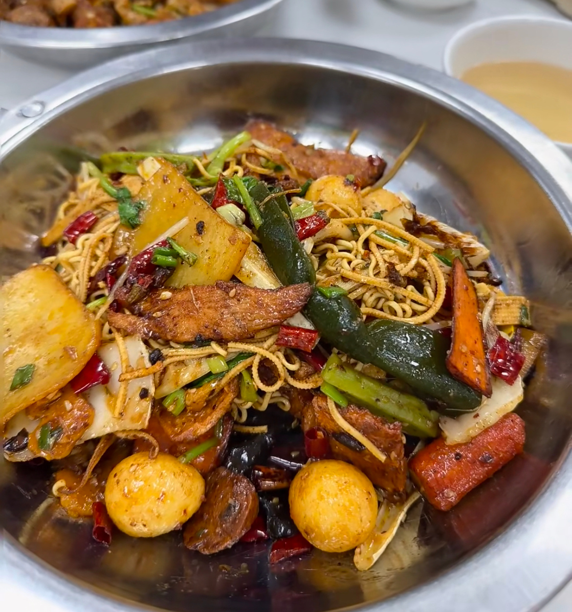 真正的麻辣香锅已经非常罕见了 不说我还没注意到，原来的麻辣香锅是油炸的，现在大部