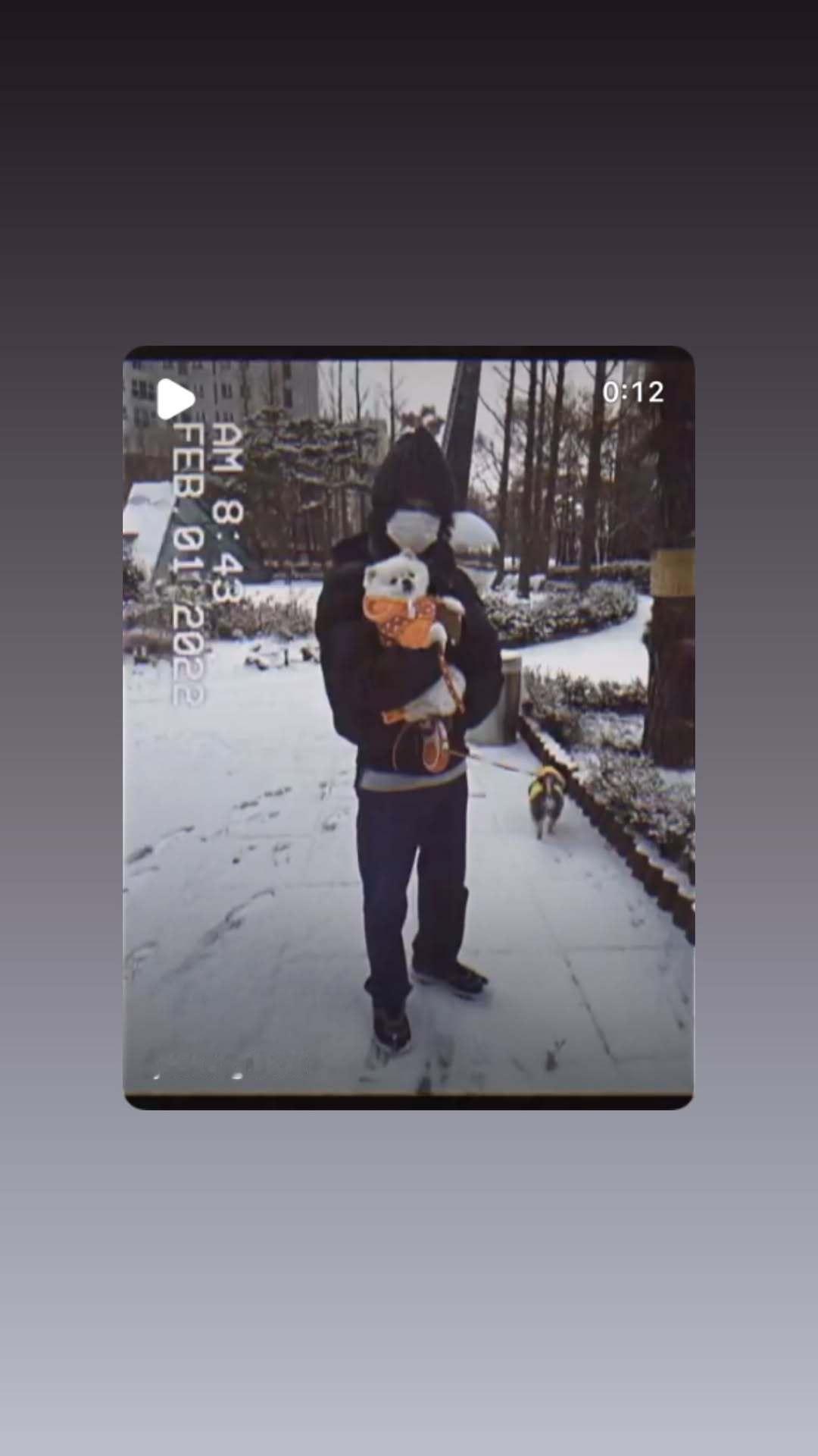 “CB百蓝_。251228金钟云 ins story更新： 