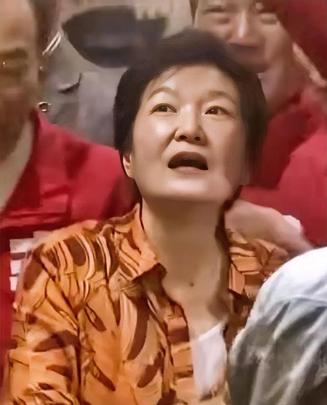 太意外了！沉寂9年、被弹劾入狱的韩国前总统朴槿惠，5月23日突然现身大邱菜市场为